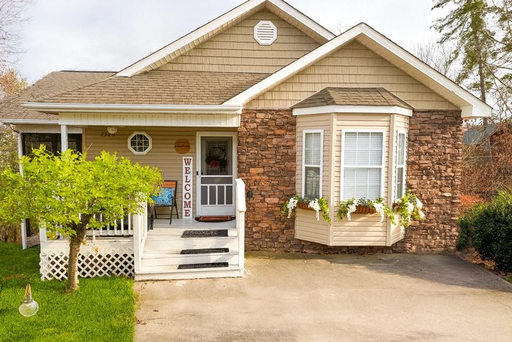 Front exterior of The Smoky Nest cottage in Pigeon Forge